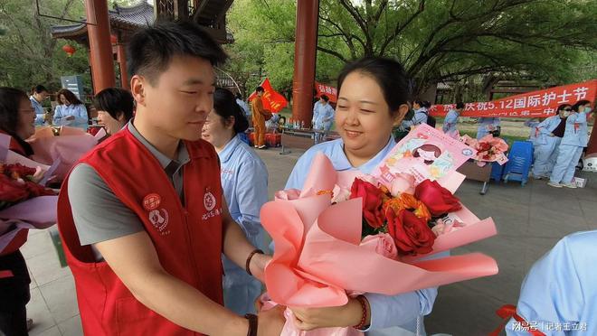致敬白衣天使凝聚社会温情麻将胡了2沈阳爱心企业(图4)