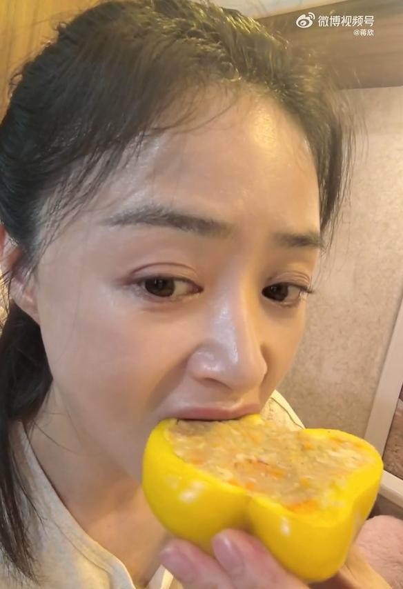 吐槽：演员卷这事儿我是真的服！麻将胡了蒋欣晒剧组“减脂盒饭”(图2)