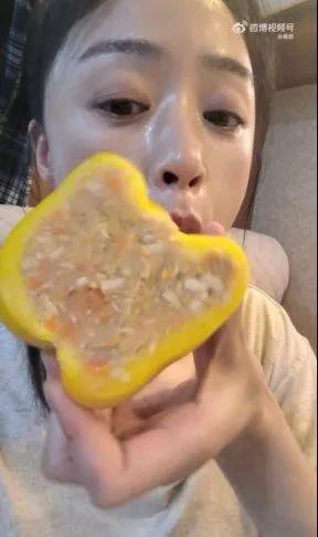 吐槽：演员卷这事儿我是真的服！麻将胡了蒋欣晒剧组“减脂盒饭”(图4)